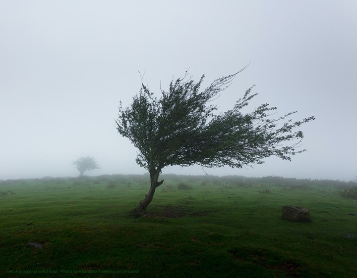 Säkerhet mot vindlast - Photo by Khamkéo Vilaysing on Unsplash