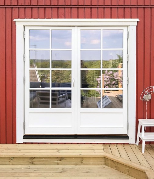 Fönsterdörrar med wienerspröjs och bröstning