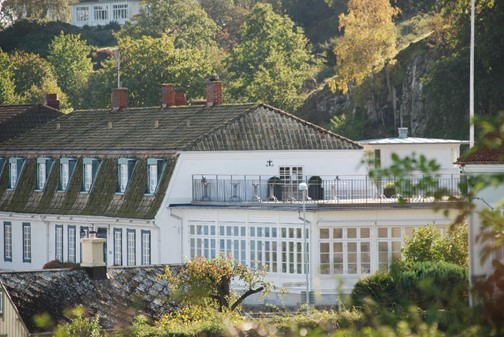 Träfönster Sverige104 med äkta wienerspröjs i trä från Ekstrands på Rusthållargården i Arild 