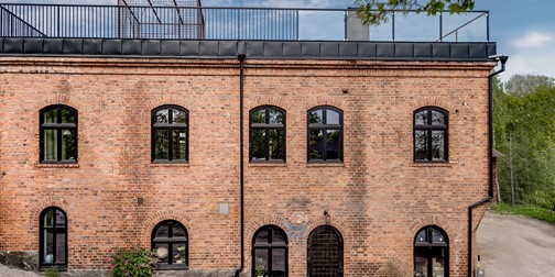 Svarta fönster med svängda överstycken från Ekstrands