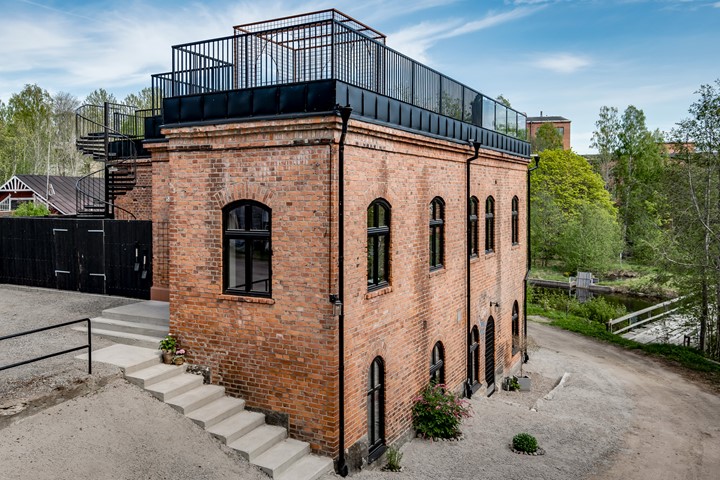 Fönster från Ekstrands - hållbara träfönster i svart på tegelvilla