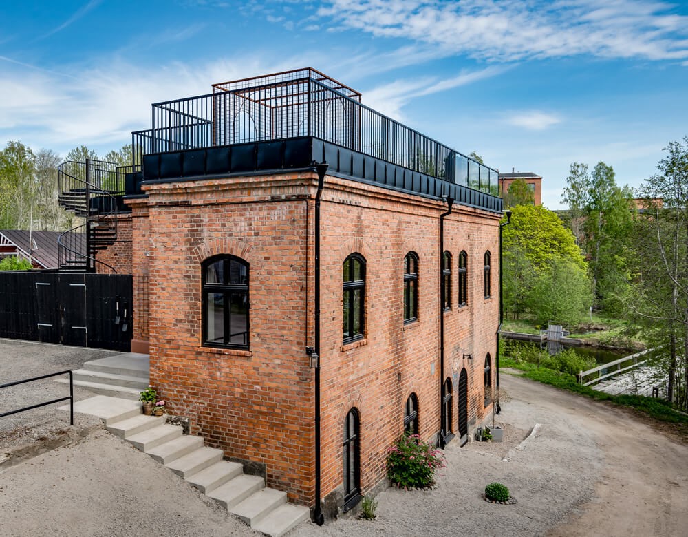 svarta fönster med svängd överdel på gamla mejeriet i Hudiksvall