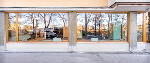 stora fönsterpartier på affärslokal i laserad ek