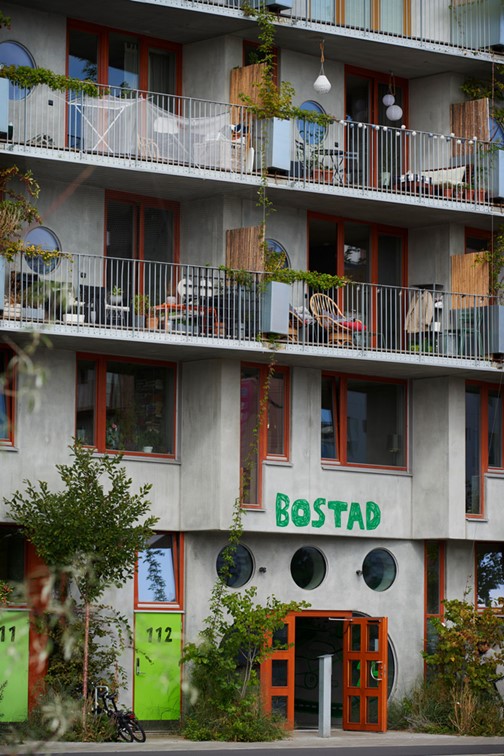 Ekstrands fönster och fönsterdörrar i laserad ek på cykelhotell Ohboy i Malmö