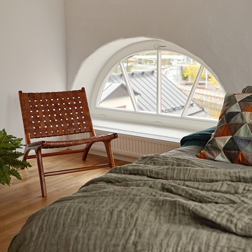 Inåtgående halvrunt fönster med wienerspröjs