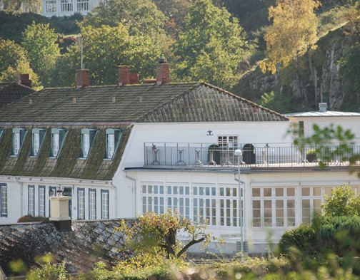 Ekstrands träfönster Sverige104 med äkta wienerspröjs i trä på Rusthållargården i Arild