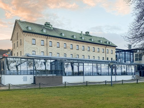 Äkta träfönster med putsspaltbeslag samt inåtgående fönster med smart dreh-kip ventilationsfunktion. 