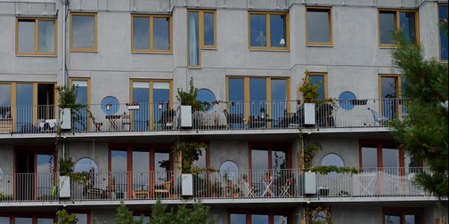 Fönster och fönsterdörrar i laserad ek på cykelhotell Ohboy