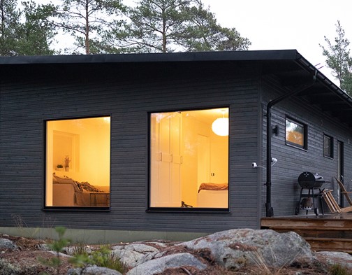 Ekstrands fönster Sverige104 trä/alu med vit insida (0500-N) och svart utsida