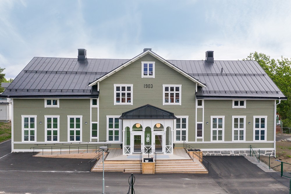 Klassiska träfönster från Ekstrands på Farstavikens skola i Ekedal