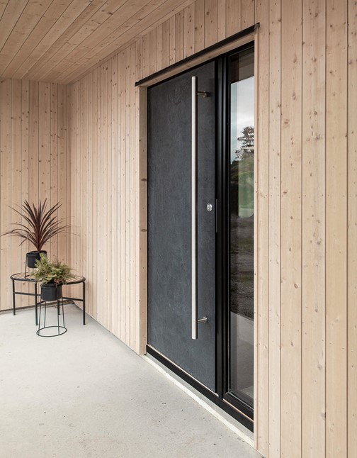 Ytterdörr Berg 160 Noir i miljö med draghandtag D2R och sidoljus SL110 i svart