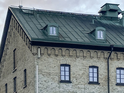 Äkta träfönster med putsspaltbeslag samt inåtgående fönster med smart dreh-kip ventilationsfunktion. 