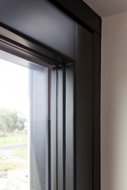 Detalj på Ekstrands skjutfönster Panorama med hög finish och färganpassade distanslist 