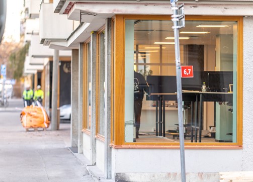 stora fönsterpartier i laserad ek