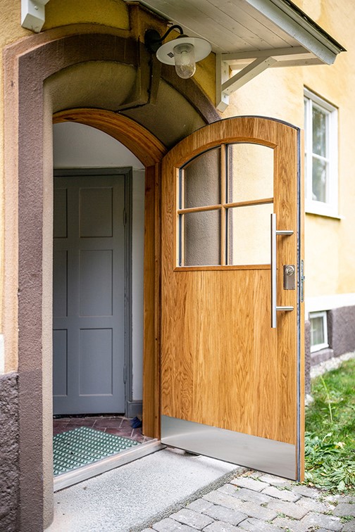 Entrédörr till bostadsrätt med svängt överstycke i massiv ek från Ekstrands. Entrédörrar efter kundens önskemål