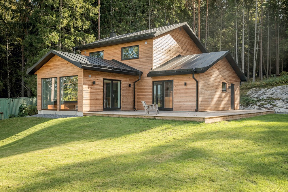 Stora utåtgående fönster och fönsterdörrar typ Sverige104 i trä/alu, svart