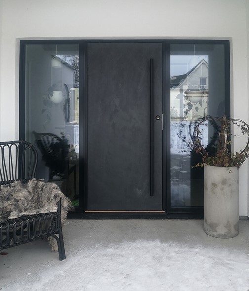 Ekstrands ytterdörr Berg 160 Noir med svart draghandtag D2R och dubbla sidoljus