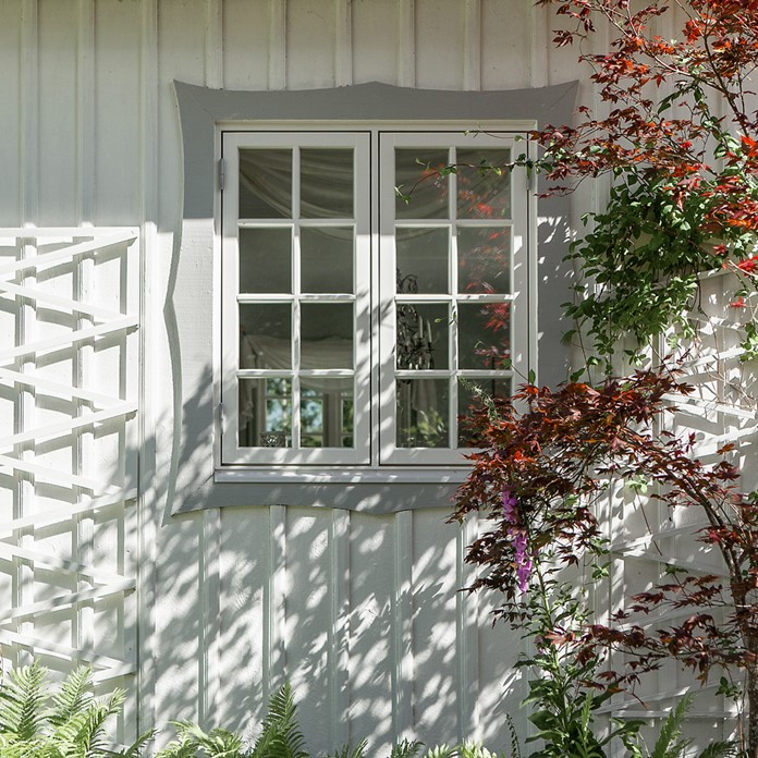 Sverige104 trä utåtgående sidohängt träfönster med fönsterhake och wienerspröjs