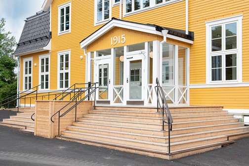 Klassiska träfönster från Ekstrands på Farstavikens skola i Ekedal 