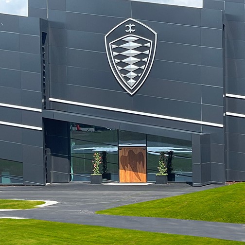 Parytterdörr med massiv valnöt till Koenigsegg där ett mönster med Koenigseggs spöke återges över de båda dörrarna.