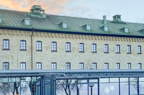 Äkta träfönster med putsspaltbeslag samt inåtgående fönster med smart dreh-kip ventilationsfunktion. 