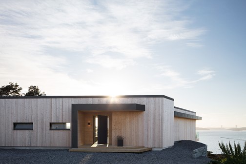 Ekstrands pivotdörr på modern villa