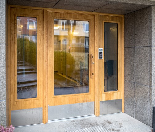 Entreparti i massiv ek från Ekstrands med rundade glashörn 