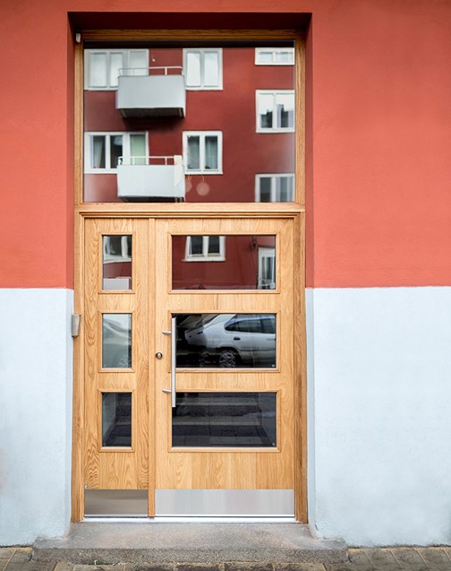 Entrédörr i massiv ek med stort glasat överljus från Ekstrands