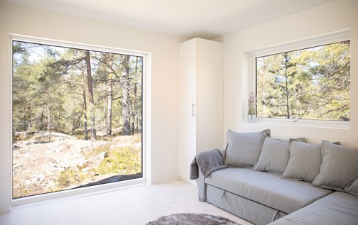 Ekstrands fönster Sverige104 trä/alu med vit insida (0500-N) och svart utsida